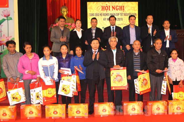 Bí thư Tỉnh ủy tặng quà Tết các hộ nghèo tại xã Tân Chi