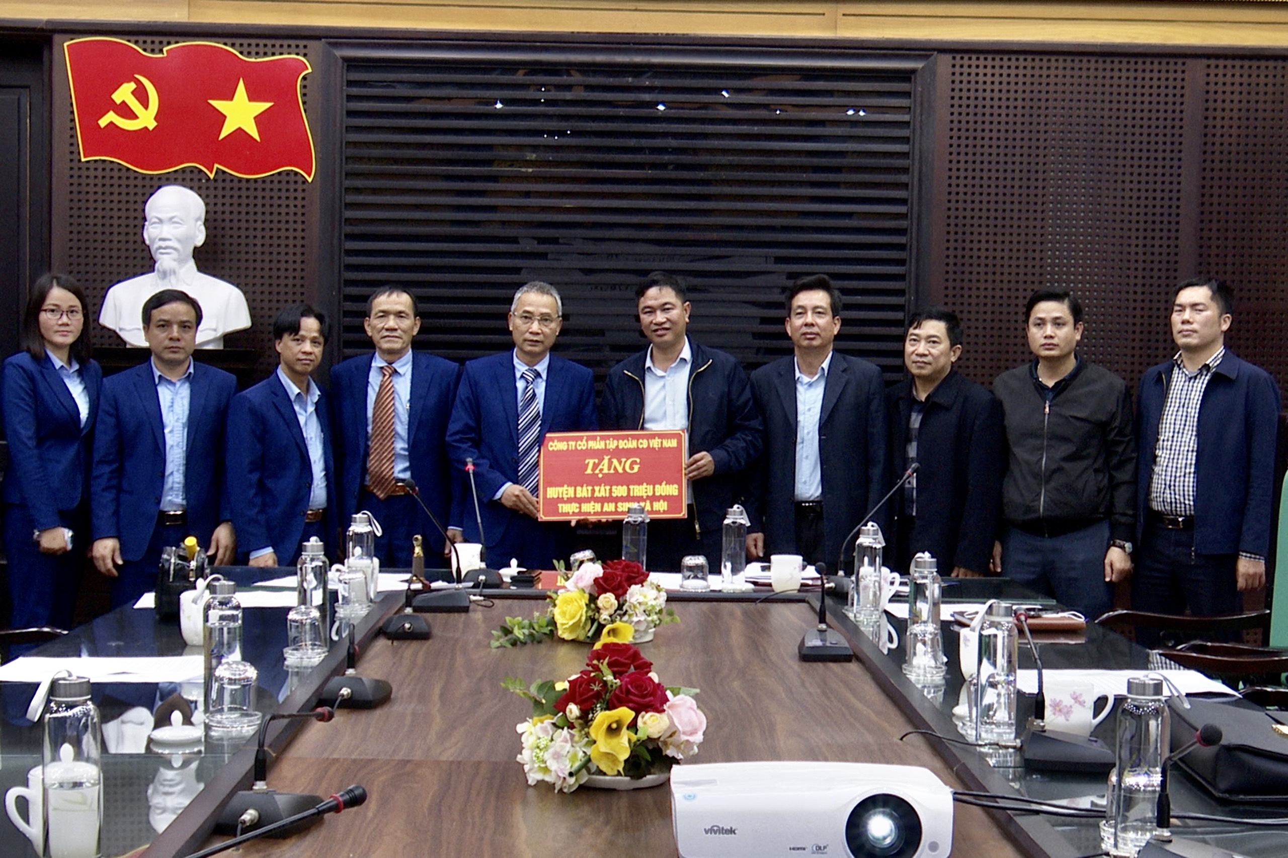Huyện ủy Bát Xát làm việc với Công ty Cổ phần Tập đoàn CĐ Việt Nam