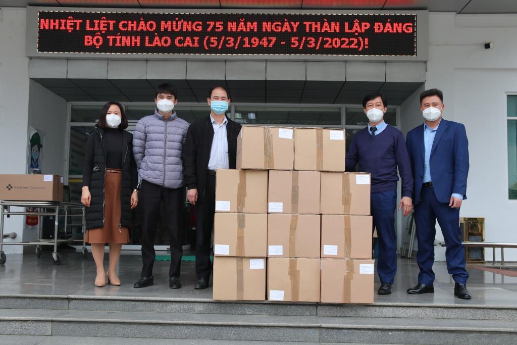 Tập đoàn ủng hộ Kit test nhanh kháng nguyên COVID-19 tại tỉnh Lào Cai